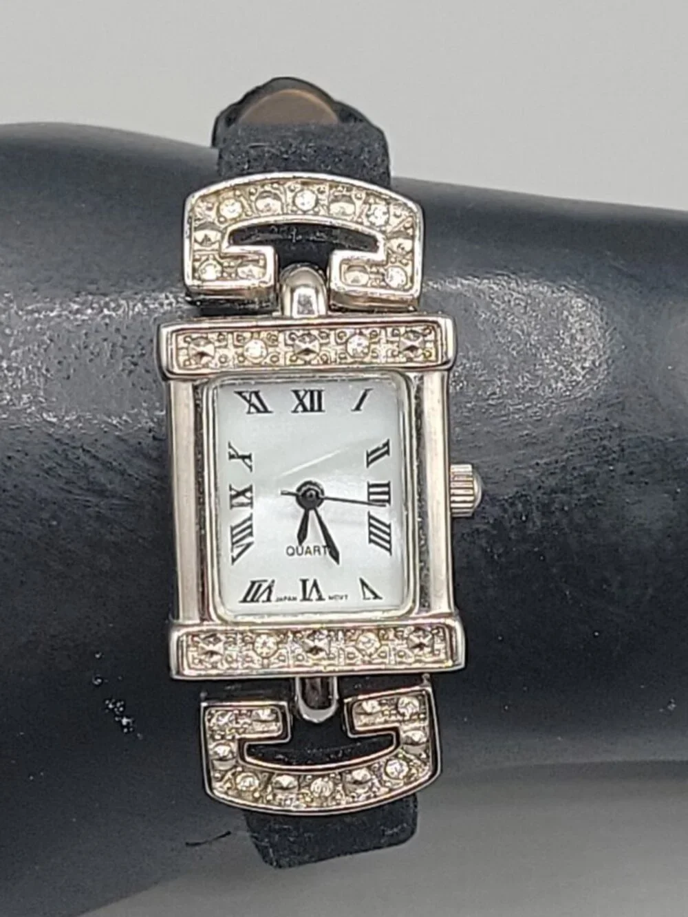 Vintage Avon Crystal Rhinestone Ladies Quartz Watch 7.5